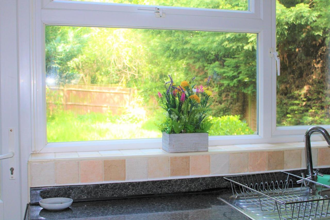 Homely And Budget Friendly 3 Bed House Sleeps 6 Free Parking! Milton Keynes Buitenkant foto