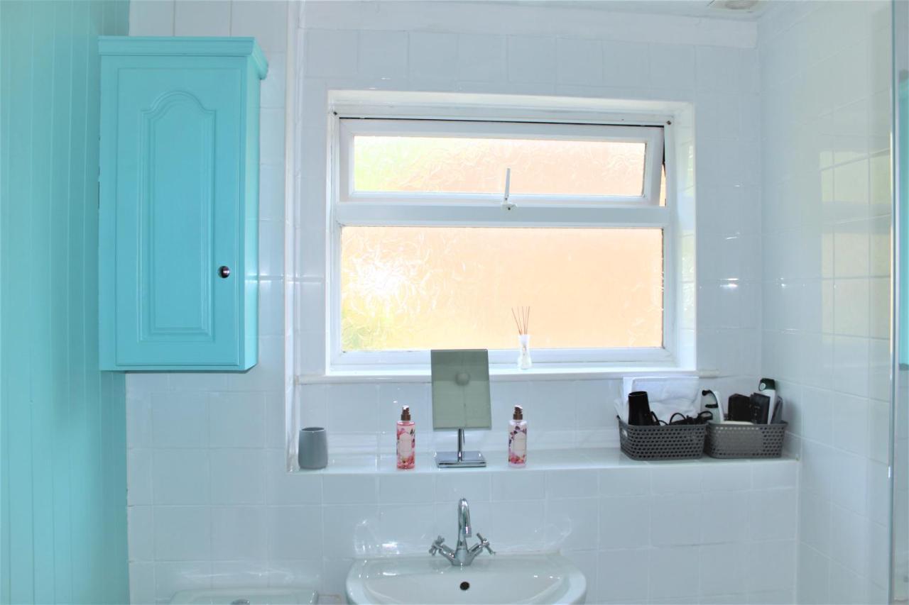 Homely And Budget Friendly 3 Bed House Sleeps 6 Free Parking! Milton Keynes Buitenkant foto