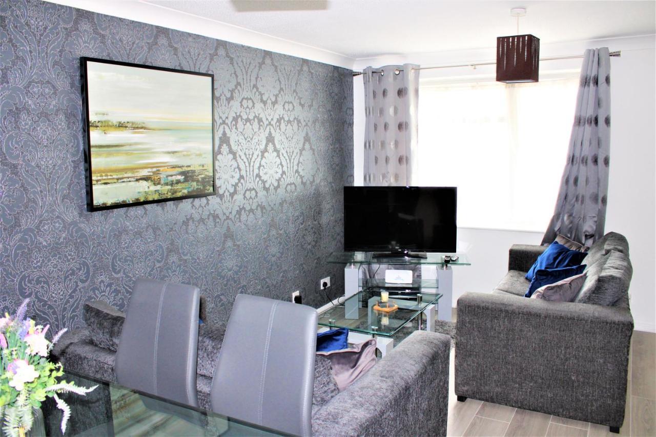 Homely And Budget Friendly 3 Bed House Sleeps 6 Free Parking! Milton Keynes Buitenkant foto